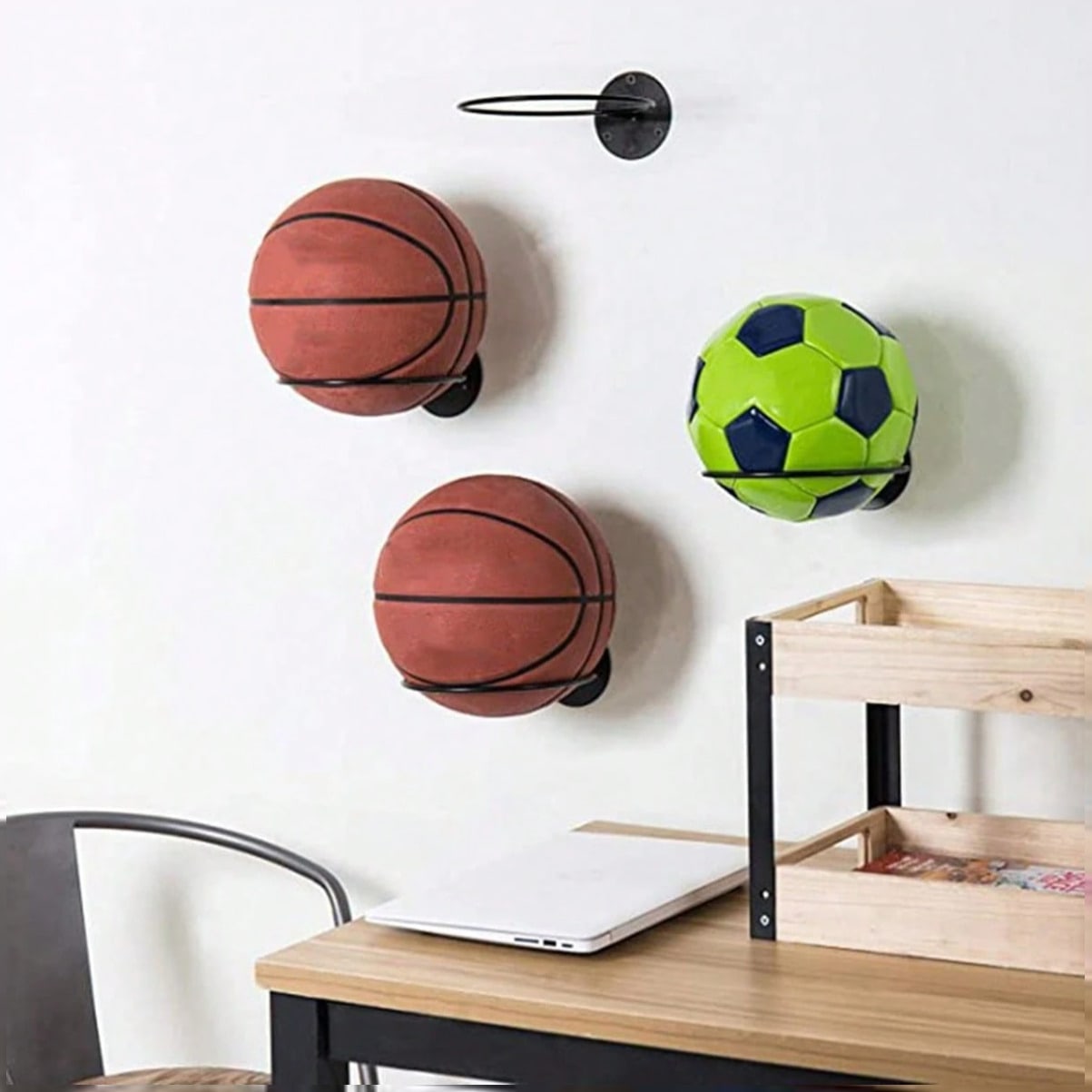 Home Gym Organization - ขาตั้งโชว์ลูกบาสเก็ตบอลติดผนังประหยัดพื้นที่สำหรับห้องออกกำลังกายที่บ้าน โรงรถ ห้องเล่นเกม - อุปกรณ์จัดเก็บที่ทนทานสำหรับแฟนบาสเก็ตบอล ติดตั้งง่าย